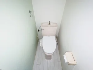 ウォシュレットつきのトイレです。老若男女皆様に安心してご利用いただけますね☆トイレにもトイレ用洗剤とトイレ用ブラシをご用意しておりますので長期ご利用の場合の気になる汚れなどもお掃除して頂けます＾＾