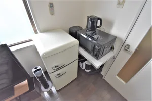 【冷蔵庫・電子レンジ】ホテルと違い富山ウィークリーマンションでは標準設備♪一人暮らし用の冷蔵庫なので1週間以上の暮らしに最適★お客様の声から今の形になりました。