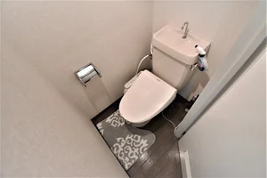 【トイレ画像】ウォシュレット付トイレです(*^^)v清掃道具もご用意しております☆彡富山ウィークリーマンションでは標準設備です♪