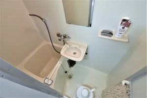 【富山ウィークリーマンションバス画像】富山マンスリーマンションでは、バスルームにも多数の備品を設置。シャンプー、トリートメント、ドライヤーは標準設備♪