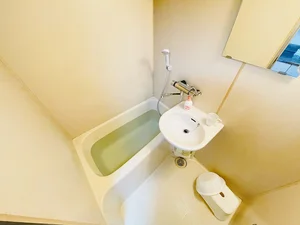 バストイレは別♪バスルームには風呂桶・風呂イス・風呂用洗剤・スポンジをご用意しておりますのでぜひご活用ください！