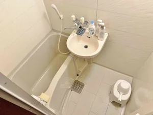 バスルーム画像です♪滋賀近江八幡ウィークリーマンションでは、お風呂用の椅子もあるのでごゆっくりと快適にご利用いただけます★