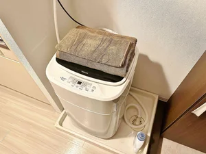 【洗濯機画像】ホテルと違い洗濯機がある生活は良いですね♪7日以上の利用なら滋賀近江八幡ウィークリーマンションをご利用下さい★洗濯洗剤も完備‼