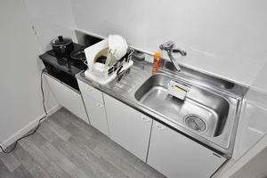 広々キッチンで快適にご利用いただけます♬簡単な調理器具から、電子レンジ、ケトル、炊飯器まで完備です( ^ω^ )!