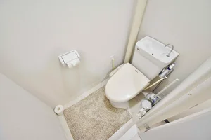 ウォシュレットつきのトイレです。老若男女皆様に安心してご利用いただけますね☆トイレにもトイレ用洗剤とトイレ用ブラシをご用意しておりますので長期ご利用の場合の気になる汚れなどもお掃除して頂けます^^