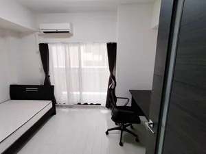 写真はお部屋のイメージです。ラグ等の室内装飾はございません。