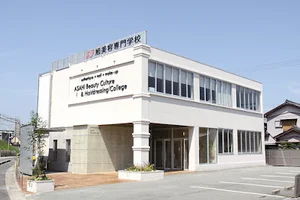 旭美容専門学校まで徒歩4分