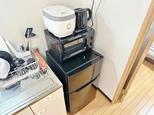 【冷蔵庫・電子レンジ】ホテルと違い三重県津市ウィークリーマンションでは標準設備♪一人暮らし用の冷蔵庫なので1週間以上の暮らしに最適★お客様の声から今の形になりました。