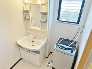 【設備画像】洗濯機や、洗濯用洗剤もご用意しております♪うれしい独立洗面台付き◎！三重県津市ウィークリーマンションの標準設備となります。