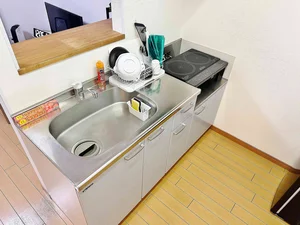 【キッチン画像】鈴鹿市ウィークリーマンション♪冷蔵庫、電子レンジ、炊飯器、ケトル、調理器具や食器類もご用意しております(^^♪