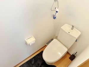 【トイレ画像】ウォシュレット付トイレです(*^^)v清掃道具もご用意しております☆彡鈴鹿市ウィークリーマンションでは標準設備です♪