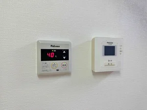 温度調節機能も完備されていますので、お湯張りも簡単に出来ます♪また、スポンジ・浴槽用洗剤も完備で長期利用◎シャンプー・ボディソープ・タオルもご用意しておりますのでお荷物も少なく済みますね★