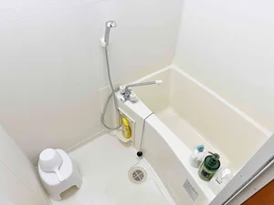 【鈴鹿市ウィークリーマンションバス画像】鈴鹿市マンスリーマンションでは、バスルームにも多数の備品を設置。シャンプー、トリートメント、ドライヤーは標準設備♪