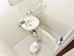 【滋賀県近江八幡市ウィークリーマンションバス画像】滋賀県近江八幡市マンスリーマンションでは、バスルームにも多数の備品を設置。シャンプー、トリートメント、ドライヤーは標準設備♪