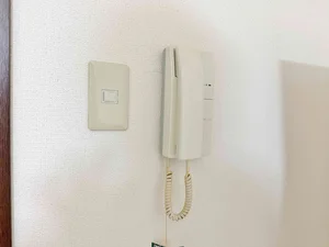 大型テレビ、DVDﾌﾟﾚｲﾔｰ、ﾄﾞﾗｲﾔｰ、布団などの寝具など全て完備です♪また、滋賀県近江八幡市ウィークリーマンションではオートロック・防犯カメラも完備♪