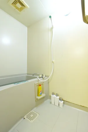 シャンプー・コンディショナー・ボディーソープご用意！お風呂洗剤・スポンジでにて日常の汚れも清掃可能！