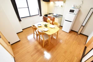 ダイニングテーブルありで明るめの床色調！　料理を作ってすぐにダイニングテーブルに運べるのが便利♪　冷蔵庫や電子レンジ・電機ケトル等あり！