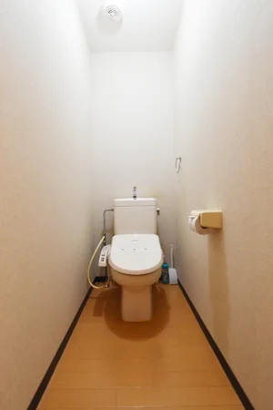 温水暖房便座付！　トイレブラシや洗剤等あり　清潔に保っていただけます。