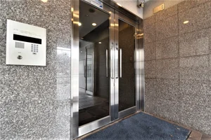 エントランス! オートロック完備でセキュリティ面にも考慮された女性にも安心な物件です♪