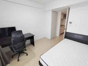 写真はお部屋のイメージです。ラグなどの室内装飾はございません。