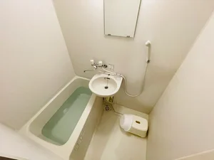 バストイレは別♪バスルームには風呂桶・風呂イス・風呂用洗剤・スポンジをご用意しておりますのでぜひご活用ください！