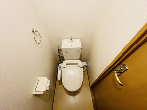ウォシュレットつきのトイレです。老若男女皆様に安心してご利用いただけますね☆トイレにもトイレ用洗剤とトイレ用ブラシをご用意しておりますので長期ご利用の場合の気になる汚れなどもお掃除して頂けます＾＾