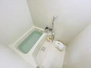 バストイレは別♪バスルームには風呂桶・風呂イス・風呂用洗剤・スポンジをご用意しておりますのでぜひご活用ください！