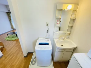 洗濯機は室内に設置しております♪入居後すぐにご利用が可能です(^^♪タオル1式分もご用意しております☆彡