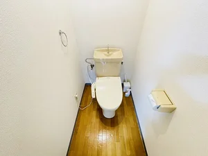 ウォシュレットつきのトイレです。老若男女皆様に安心してご利用いただけますね☆トイレにもトイレ用洗剤とトイレ用ブラシをご用意しておりますので長期ご利用の場合の気になる汚れなどもお掃除して頂けます＾＾