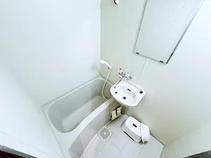 バストイレは別♪バスルームには風呂桶・風呂イス・風呂用洗剤・スポンジをご用意しておりますのでぜひご活用ください！