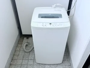 洗濯機は室外に設置しております♪入居後すぐにご利用が可能です(^^♪タオル1式分もご用意しております☆彡サンルーム付なので、天候に左右されず、洗濯できます♪♪