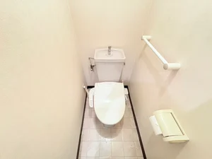 ウォシュレットつきのトイレです。老若男女皆様に安心してご利用いただけますね☆トイレにもトイレ用洗剤とトイレ用ブラシをご用意しておりますので長期ご利用の場合の気になる汚れなどもお掃除して頂けます＾＾
