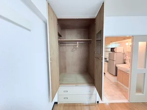 収納スペースも広く、長期滞在でも安心！！嬉しいポール付☆☆