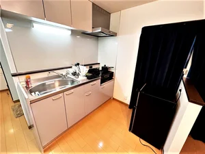 【キッチン画像】富山市ウィークリーマンション♪冷蔵庫、電子レンジ、炊飯器、ケトル、調理器具や食器類もご用意しております(^^♪