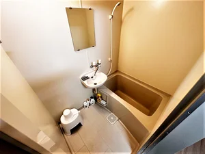 【富山市ウィークリーマンションバス画像】富山市マンスリーマンションでは、バスルームにも多数の備品を設置。シャンプー、トリートメント、ドライヤーは標準設備♪