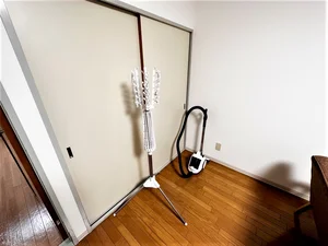 【掃除機完備】富山市ウィークリーマンション・富山市マンスリーマンションではビジネスホテルと違い、自宅と同じように生活できるのが強みの1つです。