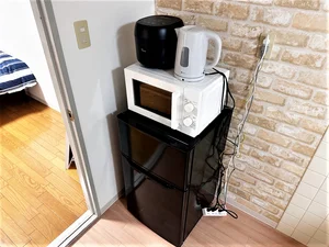【冷蔵庫・電子レンジ】ホテルと違い富山市ウィークリーマンションでは標準設備♪一人暮らし用の冷蔵庫なので1週間以上の暮らしに最適★お客様の声から今の形になりました。