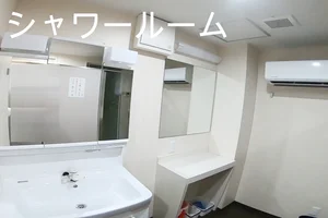 シャワールームに洗面台完備◎