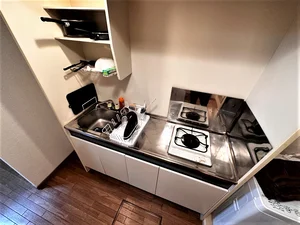 キッチンには冷蔵庫、ケトル、炊飯器、調理器具を完備。ホテルと違い自炊できるのでで長期ご利用のお客様でも安心ですね!岐阜各務ヶ原ウィークリーマンションの強みです♪