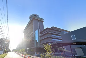 岐阜県庁まで車で5分、1.7km。