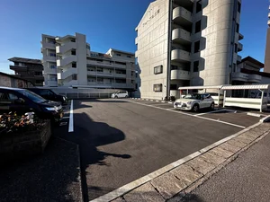 【敷地内駐車場】JR岐阜駅前ウィークリーマンションでは利便性が良い物件を揃えてます。JR岐阜駅前エリアに詳しくないお客様もご連絡頂ければ専門スタッフがしっかり物件選定を行います。お気軽にお問い合わせください★