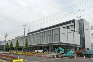 敦賀市役所まで徒歩12分、950m。