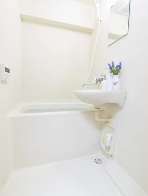 嬉しい風呂トイレ別設で、気兼ねなくお使いいただけます。シャンプー・コンディショナー・ボディーソープを完備し、新品のボディータオルもご用意。勿論、洗剤とスポンジもあるので、掃除も可能です。風呂桶もご用意しておりますので、湯船に浸かっていただく際にも便利。普段家では浸からないけれど、という人こそ、ご利用していただければと思います。(*’ω’*)