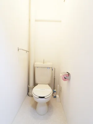 嬉しい風呂トイレ別設計で、トイレットペーパーも3ロールご用意しておりますので、短期から長期まで様々なお客様に安心してお使いいただけます。もちろん、トイレブラシもご用意しておりますので、いつでも清潔にご利用していただくことが出来ます。(*’ω’*)