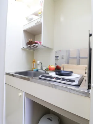1口IHのシステムキッチンで、ちょっとした料理に最適です。IHなので、普段料理されない方にも安心してご利用いただけます。包丁やフライパン、まな板、鍋等の調理器具はもちろん、茶碗や汁椀、丼ぶり椀などの食器類やお箸、スプーン、フォークもご用意しております。食器用洗剤やスポンジも標準装備でご案内いたしますので、是非ご利用くださいませ。(*’ω’*)