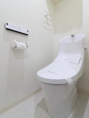 バストイレ別！トイレはなんとウォシュレット付き！トイレットペーパーやトイレブラシ等、他では置いてない備品も沢山ございますので短期～長期でお住まいの方にも「あったら助かるものが多い」と大変ご好評いただいております。