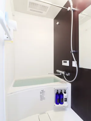 バストイレ別！シャンプーやボディーソープをご用意させていただいてるので入居してすぐ湯舟に浸かって疲れを癒すことができます！更に浴室乾燥機付き♪天気が悪い日でも洗濯ものを干すことができるなんて助かりますね(^^♪