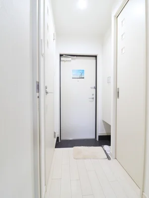 玄関は白を基調とした空間となっており、とてもお洒落♪大きなシューズボックスが備え付けられておりますので常に綺麗な状態でお使いいただけます(＾＾)