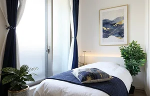 洋室は白を基調とした空間なので心地よく睡眠についていただけます。照明もとってもおしゃれ♪ベッドが折りたたみ式なのでお掃除も楽々できちゃいます！※植木と額とクッションなどの装飾は写真用です。