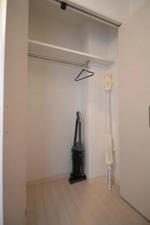 広めの収納スペースがございますので、キャリーケースなどの荷物も楽々収納(^^♪2名様で入居されても荷物の置き場に困ることはございません！！掃除機もご用意しておりますので、常に清潔な空間を保つことができますね♪